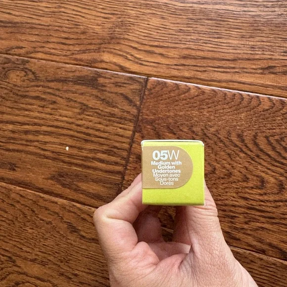 Kosas Revealer Concealer
Super Creamy + Brightening Concealer Shade 5W - Picture 2 of 4